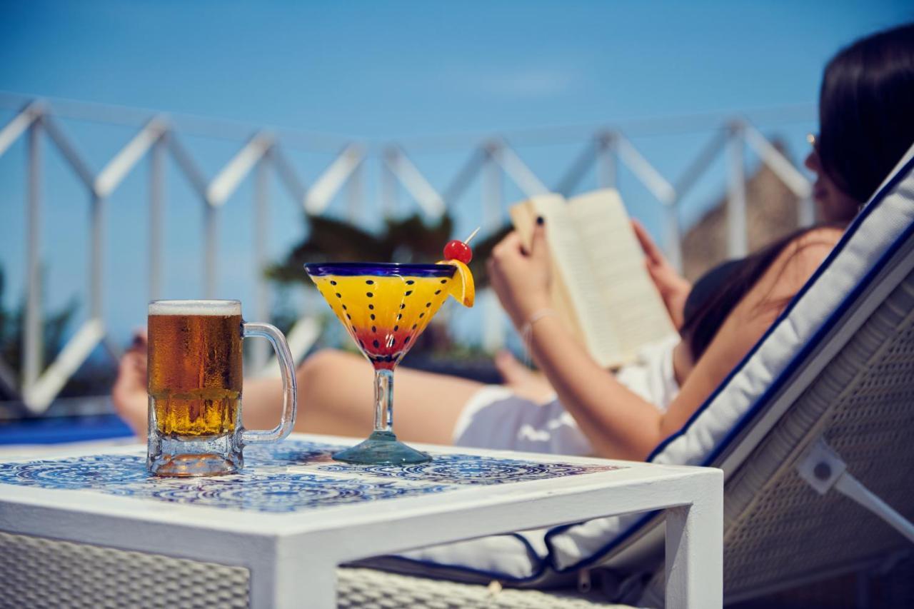 Hotel Luxury Patio Azul (Adults Only) Πουέρτο Βαγιάρτα Εξωτερικό φωτογραφία A woman reading a book by the pool