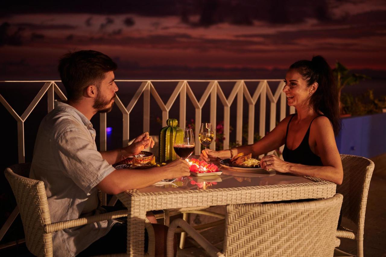 Hotel Luxury Patio Azul (Adults Only) Πουέρτο Βαγιάρτα Εξωτερικό φωτογραφία A couple dining at a restaurant