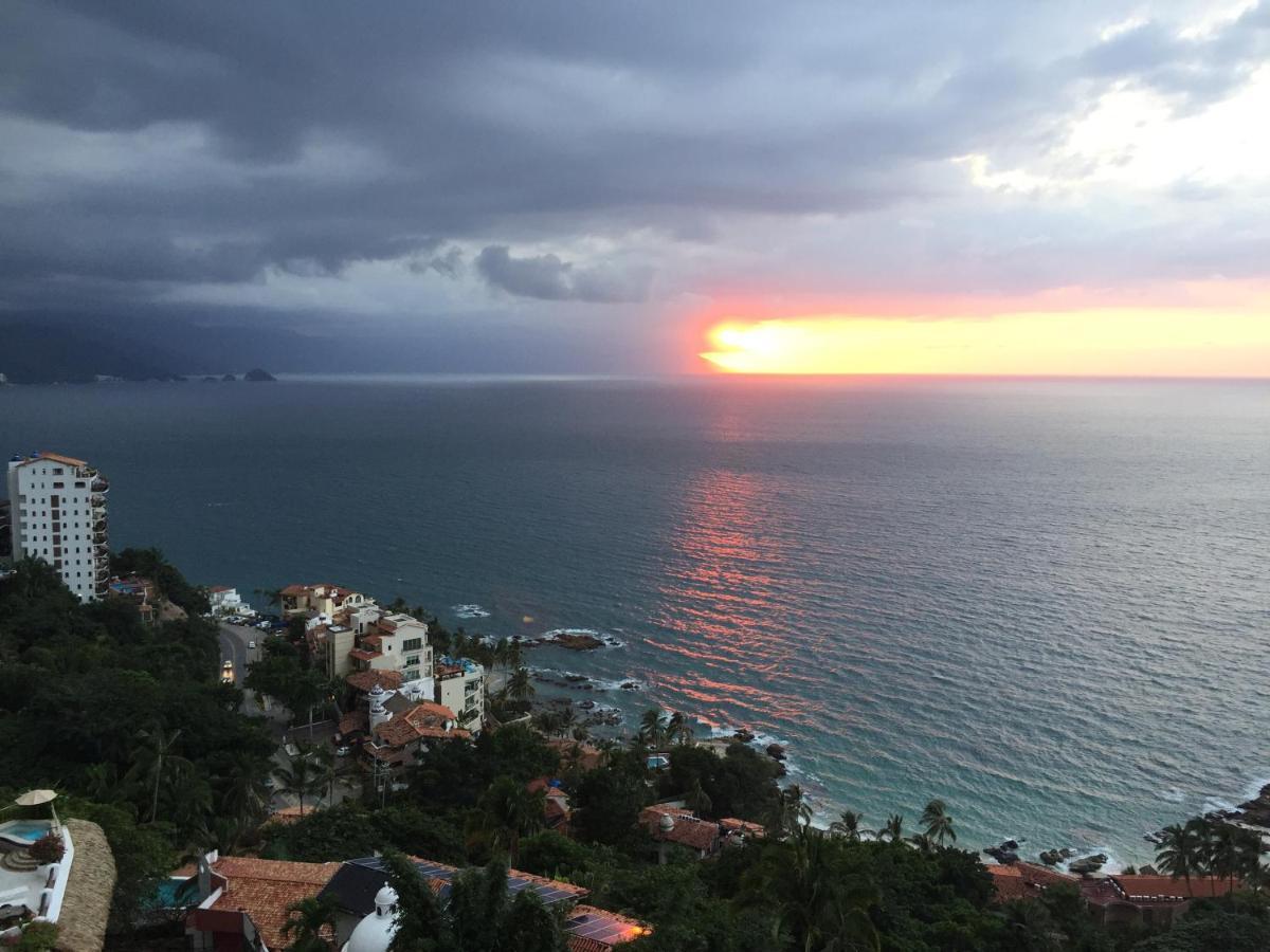 Hotel Luxury Patio Azul (Adults Only) Πουέρτο Βαγιάρτα Εξωτερικό φωτογραφία Sunset over the Pacific Ocean in Puerto Vallarta, Mexico
